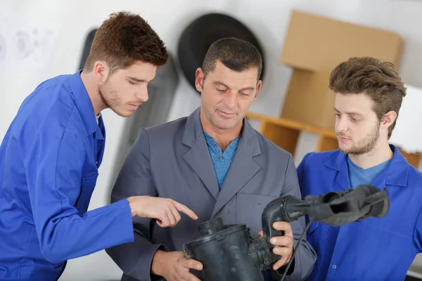 Lehrer Hilft Schülern Bei Ausbildung Zum Kfz Mechaniker — Stockfoto