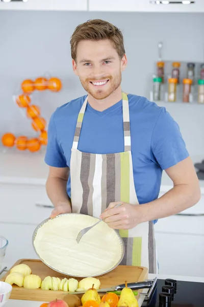 Homem feliz fazendo uma tarte de maçã tatin — Fotografia de Stock