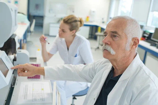 Senior muži technik v laboratoři — Stock fotografie