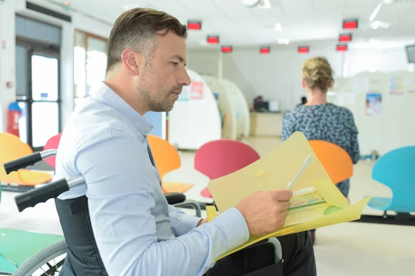 Handikappad man i väntrum — Stockfoto