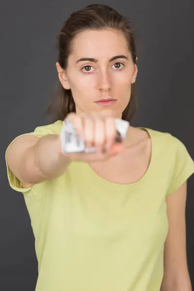 Hand zerkleinert Zigaretten und buse — Stockfoto