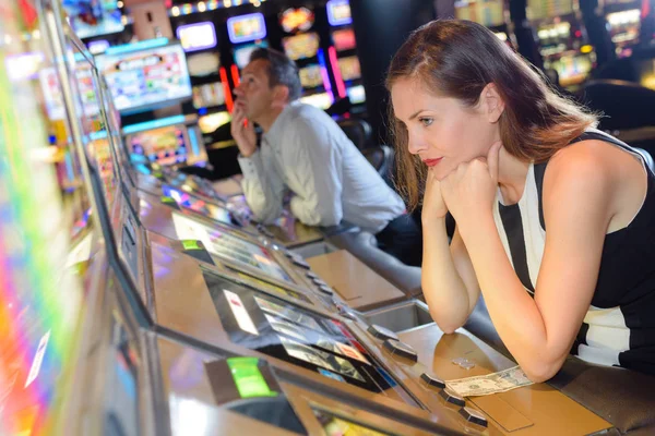 Kvinnan som förlorar på maskin i casino — Stockfoto