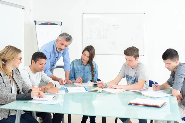 Estudiantes en curso de formación de diseño — Foto de Stock