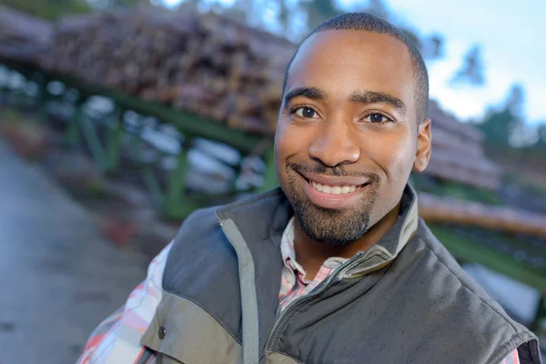 Retrato del ingeniero afroamericano en el trabajo al aire libre —  Fotos de Stock