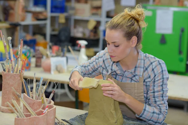 Artista femenina escultura y artista — Foto de Stock