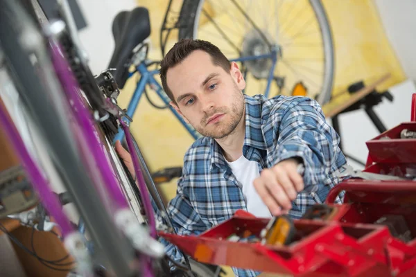 Experiencia técnica cuidando una tienda de bicicletas de engranajes —  Fotos de Stock