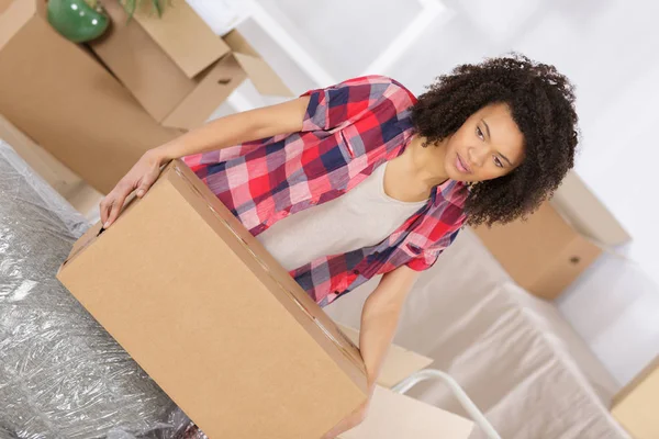 Young adult brunette woman holding cardbox — Stock Photo, Image