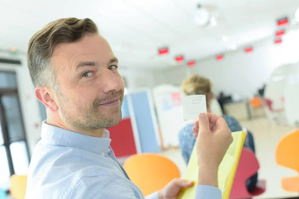 Man väntar på att bli nästa — Stockfoto