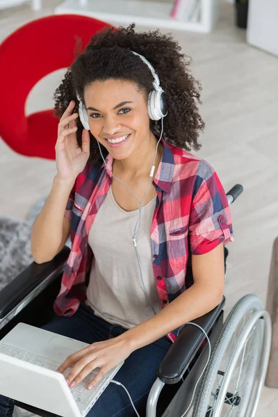 Gehandicapte jonge vrouw ontspannen met haar laptop — Stockfoto