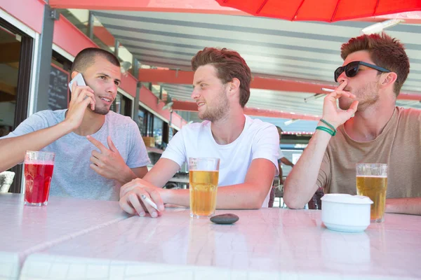 Grupo de amigos bebendo cerveja ao ar livre — Fotografia de Stock