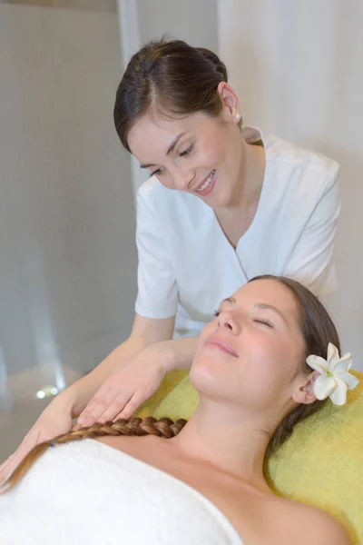 Foto van kalme mooie vrouw in massagesalon — Stockfoto