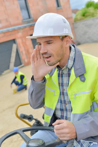 Homem que trabalha com carregador de skid — Fotografia de Stock