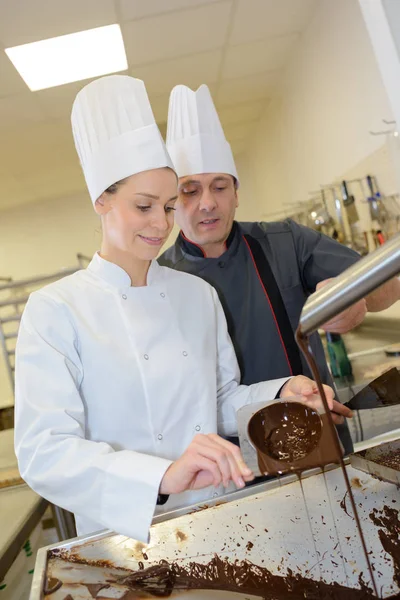 Kobiece pracownik praktykant Dokonywanie czekolady — Zdjęcie stockowe