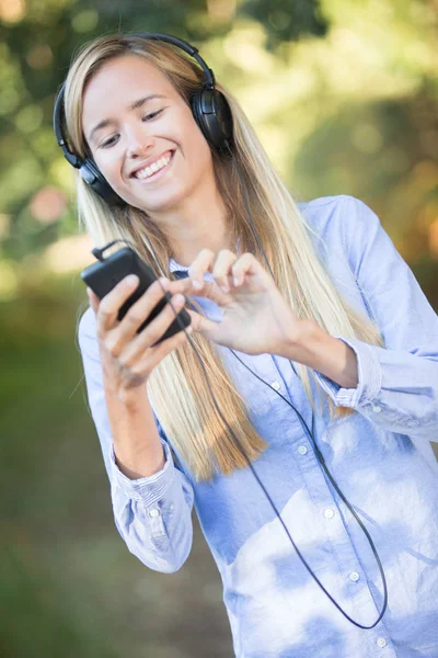 Счастливая молодая женщина, наслаждающаяся природой, слушая музыку — стоковое фото