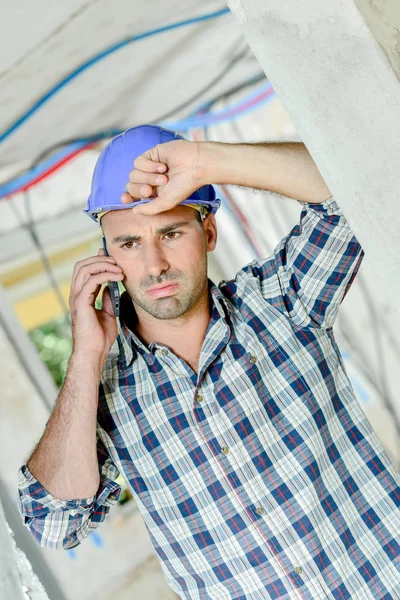 Unglücklicher Mann Auf Der Baustelle — Stockfoto