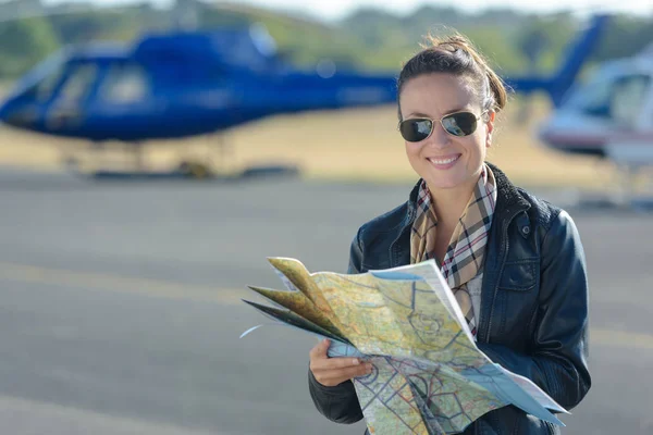 Femme établissant un plan de vol dans un cockpit ouvert — Photo