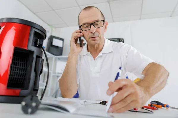 Mannen fastställande hoover och man — Stockfoto