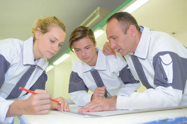 Team van handarbeiders opstellen van project — Stockfoto