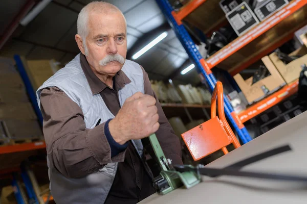 Lavoratore Anziano Utilizzando Vecchio Tornio — Foto Stock