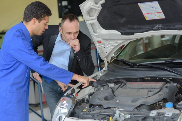 Mecánico Ayudando Aprendiz Arreglar Motor — Foto de Stock