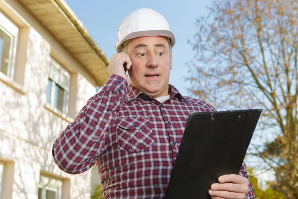 Construction manager giving information on the estimate cost — Stock Photo, Image