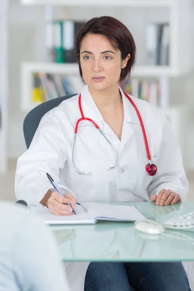 Médico que escreve a prescrição — Fotografia de Stock