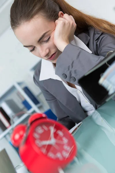 Chica cansada soñolienta aburrida con su trabajo en la oficina —  Fotos de Stock
