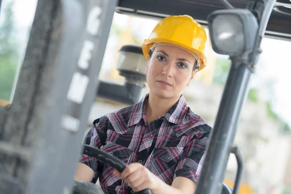 Kvinnliga Fork Lift lastbilschaufför i fabrik — Stockfoto