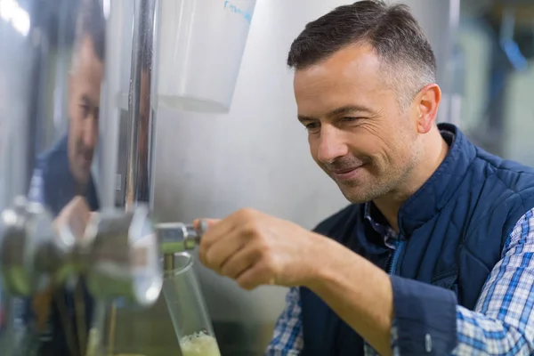 Brewer, szakadó néhány sör teszt — Stock Fotó