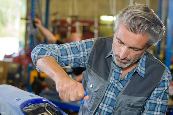 Monteur werken op voertuig — Stockfoto