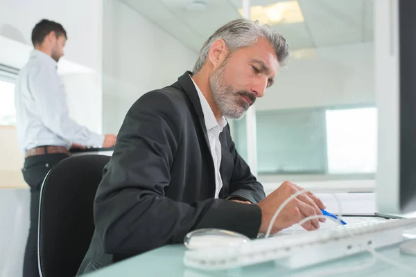 Gelukkig zakenman in heldere moderne kantoor binnen — Stockfoto