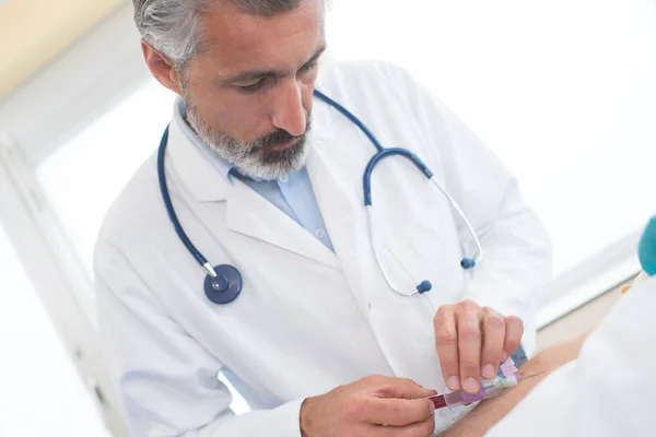 Retrato de belo médico injetando paciente no hospital — Fotografia de Stock