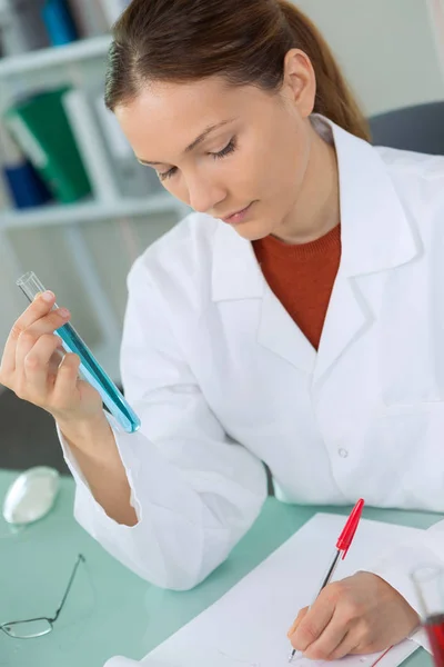 Doctora haciendo pruebas químicas en laboratorio — Foto de Stock