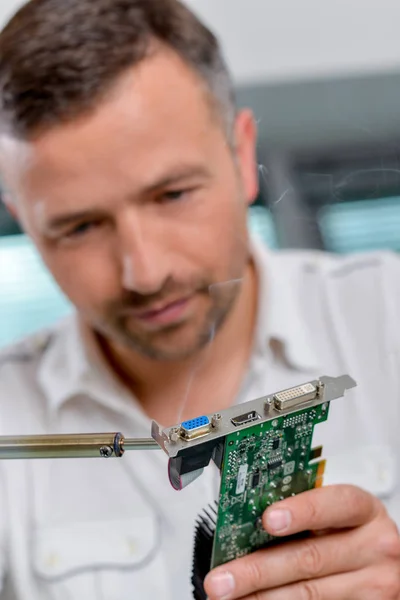 Man soldering computer component — Stock Photo, Image