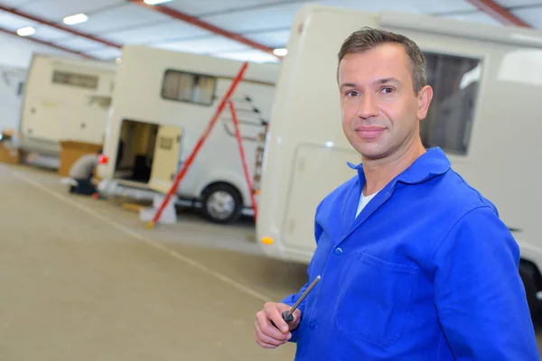 Caravan garage werknemer en caravan — Stockfoto