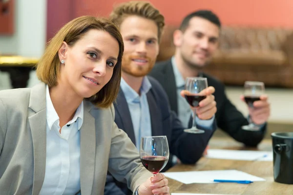 Tre giudici del vino e del vino — Foto Stock