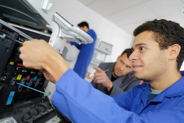 Estudiantes jóvenes en el laboratorio utilizando una impresora 3d —  Fotos de Stock