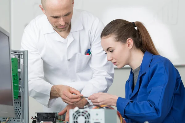 Tech Testet Elektronische Geräte Service Center — Stockfoto