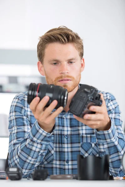 Inspecting the lens and work — Stock Photo, Image