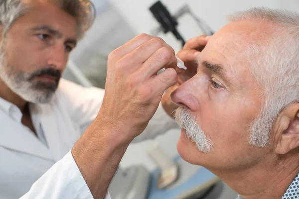 Läkare Hjälper Patienten Och Ger Ögondroppar — Stockfoto