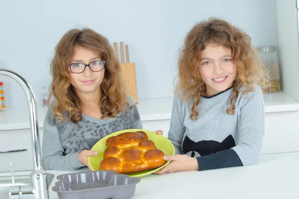Meisjes presenteren teddybeer vormige taart — Stockfoto