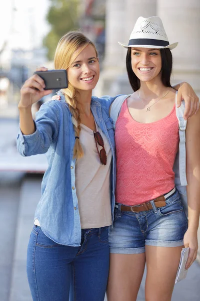 Turista alegre amigos do sexo feminino tirar fotos de si mesmos — Fotografia de Stock