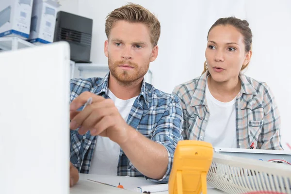 Leende par fastställande en enhet — Stockfoto