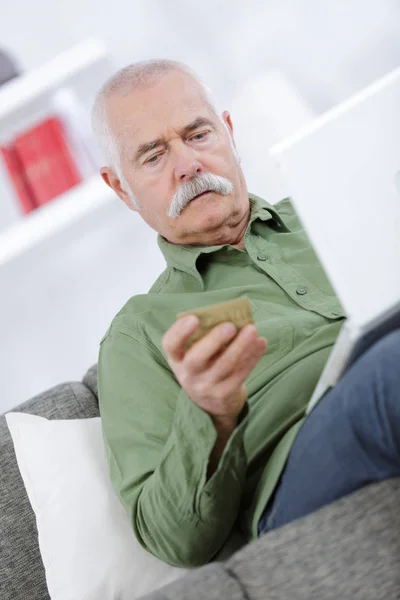 Älterer Mann mit Laptop — Stockfoto