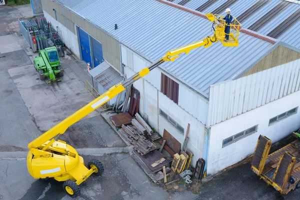 Fixing warehouse roof and crane — Stock Photo, Image