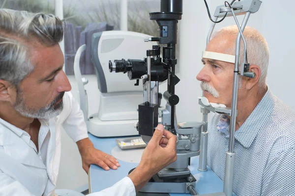 Homem sênior fazendo um teste ocular — Fotografia de Stock