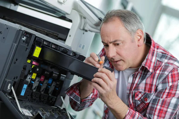 Senior Mannen Och Tekniker Reparation Stor Kopiator Toner — Stockfoto