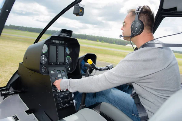 Pilot operating a helicopter — Stock Photo, Image