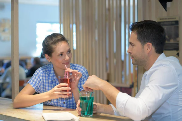 Mladý pár flirtování v baru drinkig koktejly — Stock fotografie