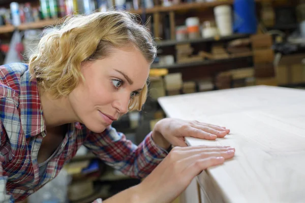 Mujer artesana trabajando en el banco de trabajo en el taller —  Fotos de Stock